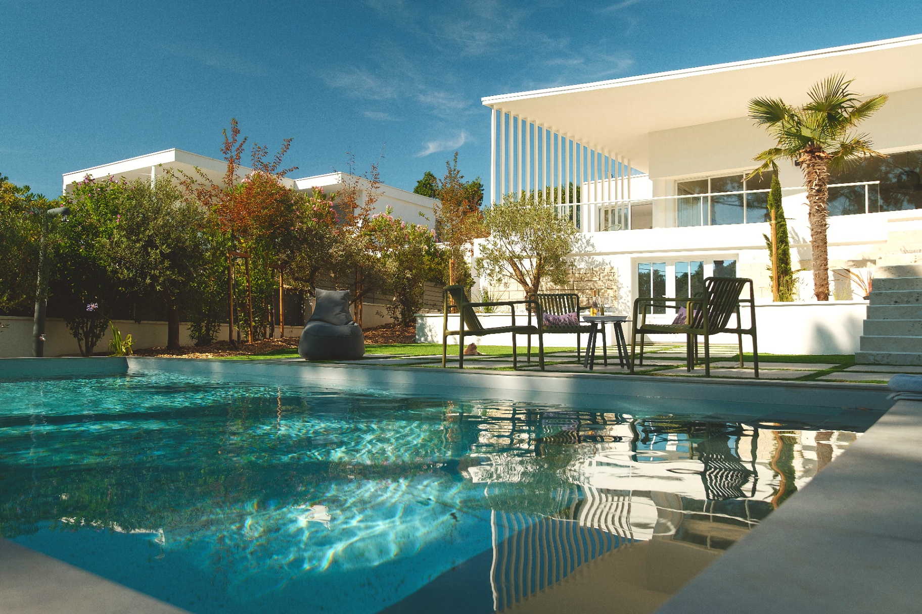 Piscine et villa vues depuis le jardin