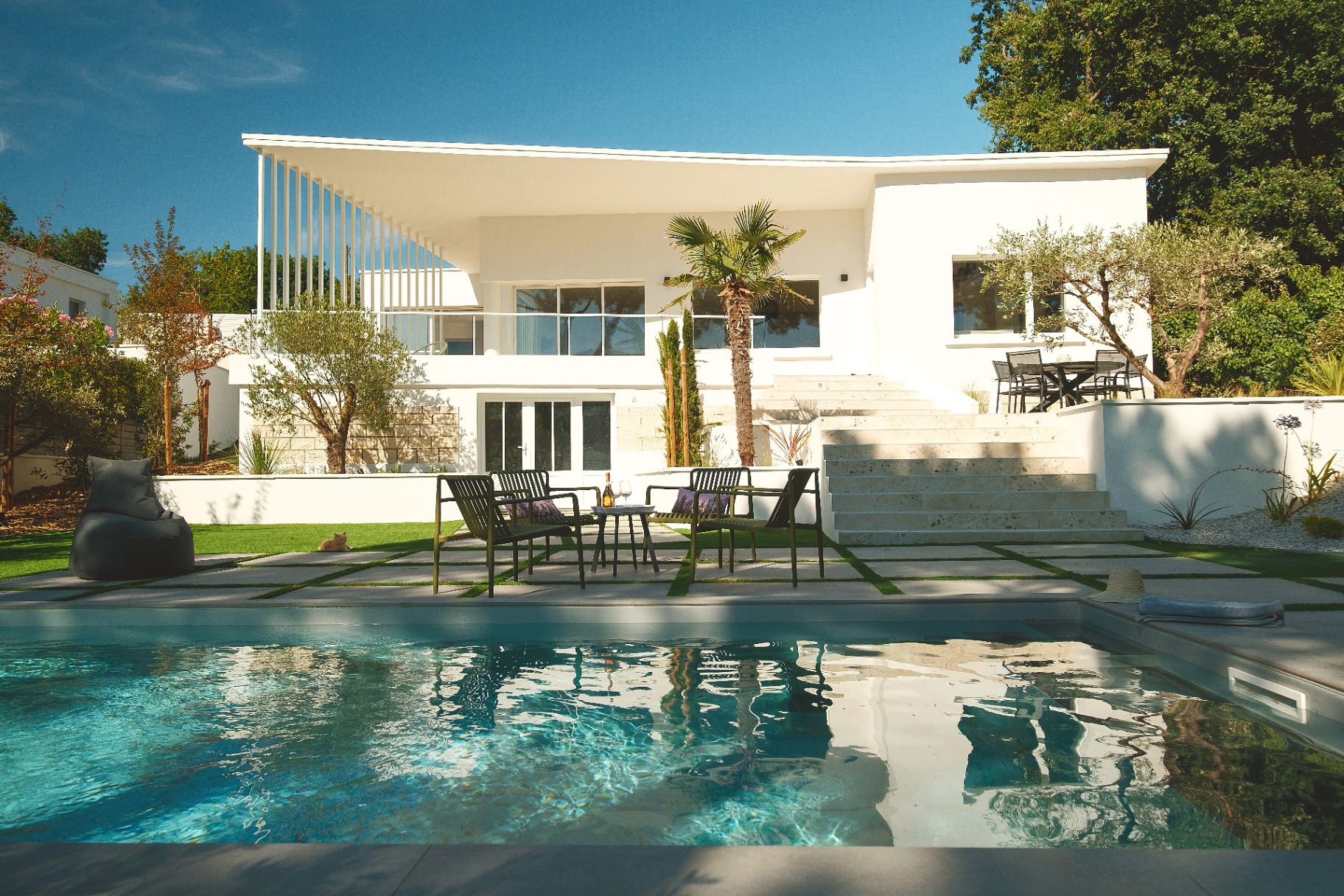 Villa Les Pins à Pontaillac, Royan — vue de la piscine et de la villa